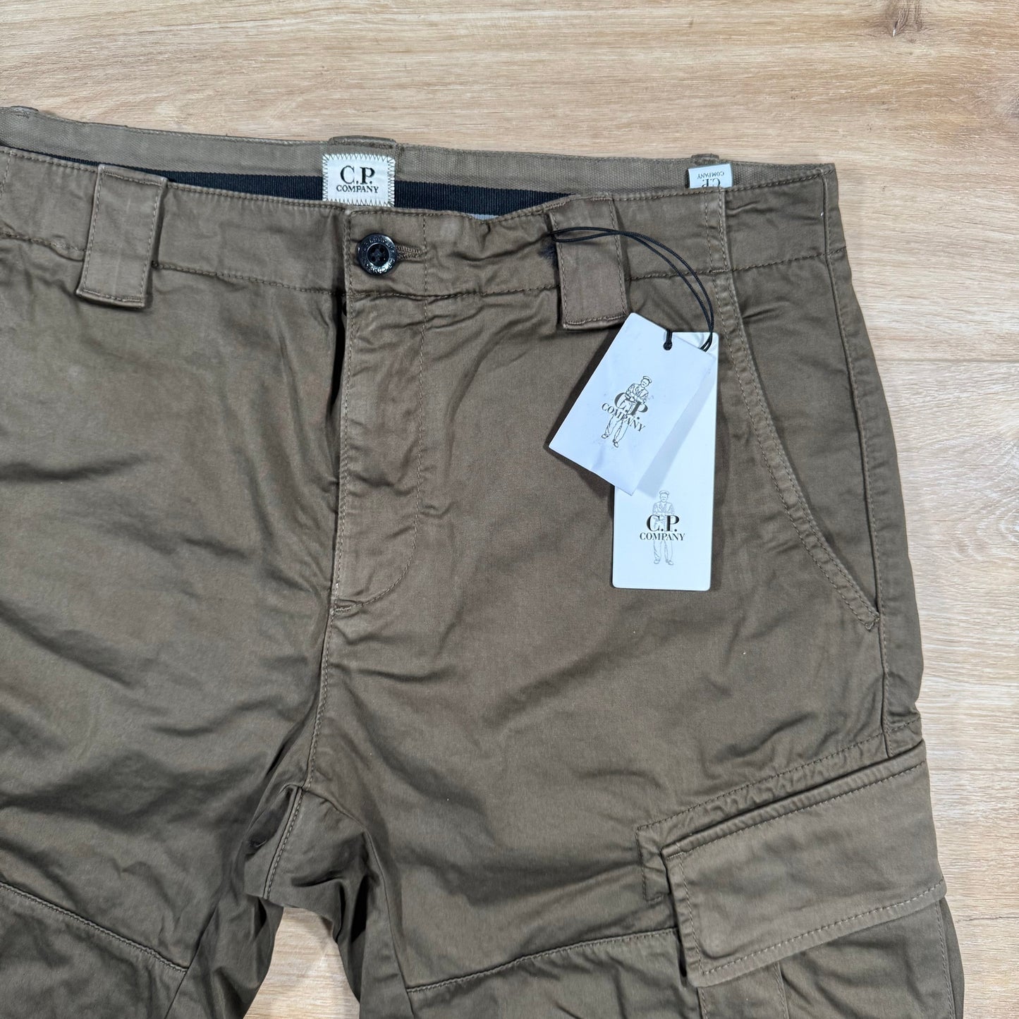 C.P. Company Stretch Sateen Cargo Lens Shorts in Ivy Green