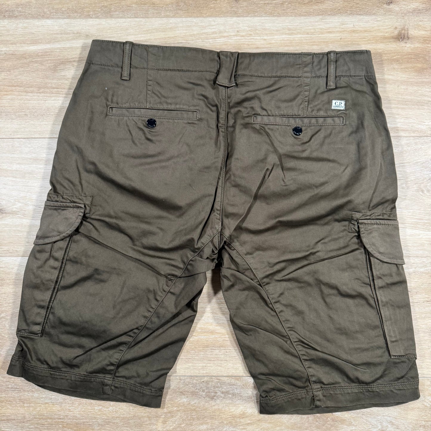 C.P. Company Stretch Sateen Cargo Lens Shorts in Ivy Green