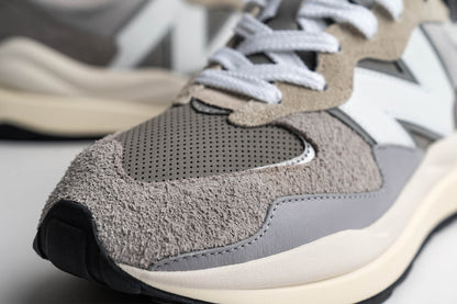 57/40 - Grey/White