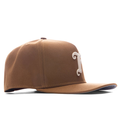 Feature x New Era 9FIFTY Curved A-Frame Old English F Snapback - Toasted Peanut
