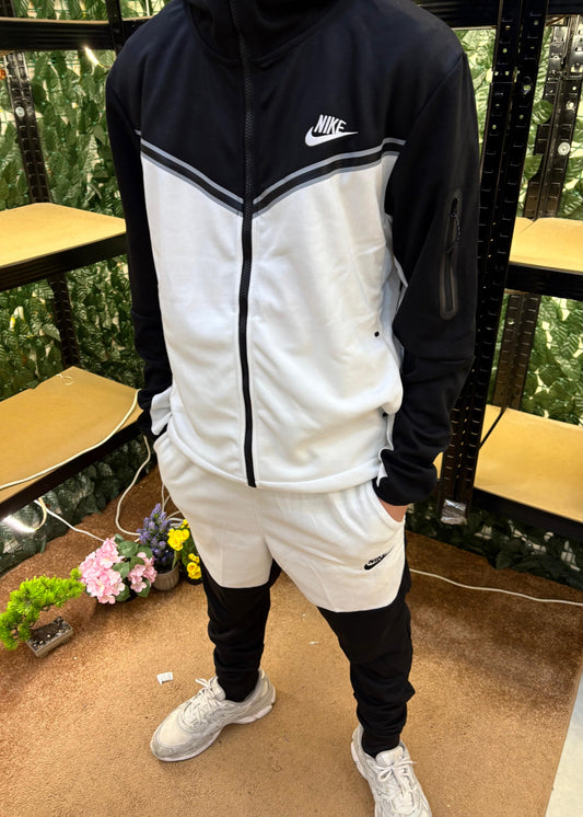 TUTA NIKE TECH
