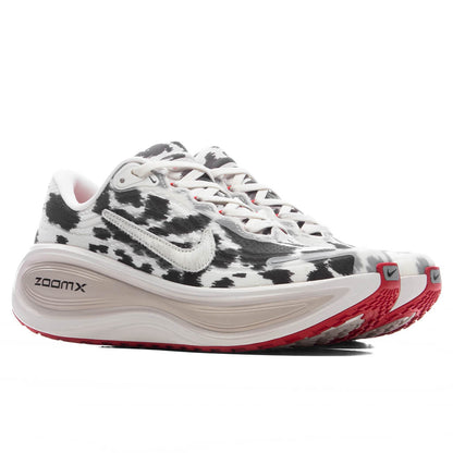 Women's Vomero Plus - Sail/Sail/University Red/Light Orewood Brown